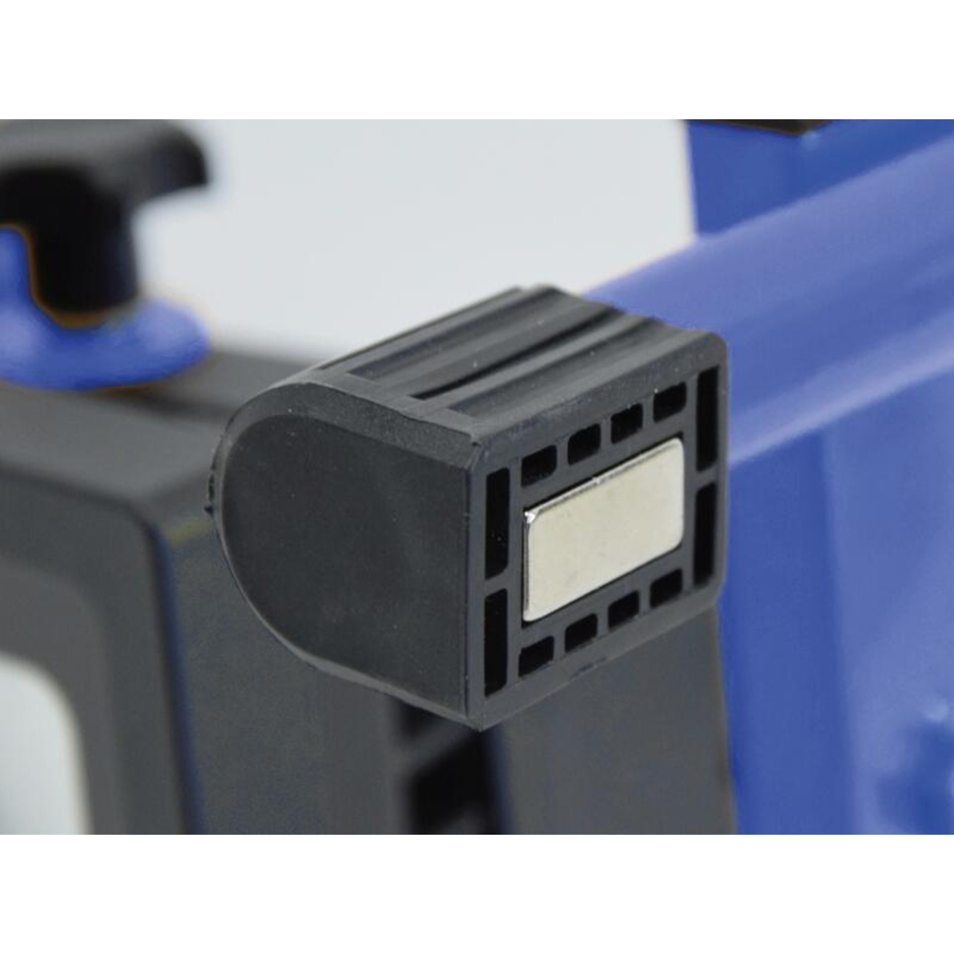 Akku-LED-Strahler mit Magnetfüßen (1.400 Lumen) 510.20